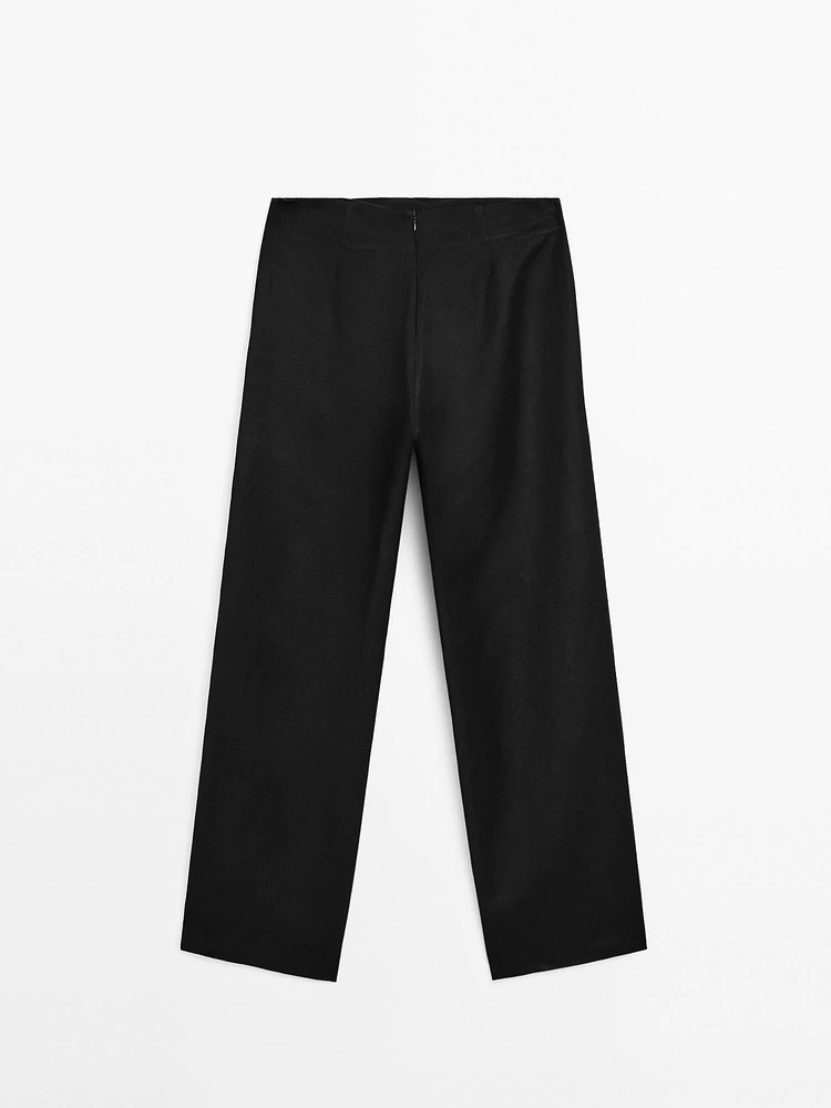 Straight-leg trousers with waist detail