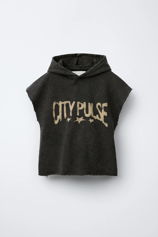 T-SHIRT À CAPUCHE EFFRANGÉ