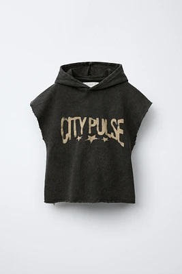 T-SHIRT À CAPUCHE EFFRANGÉ
