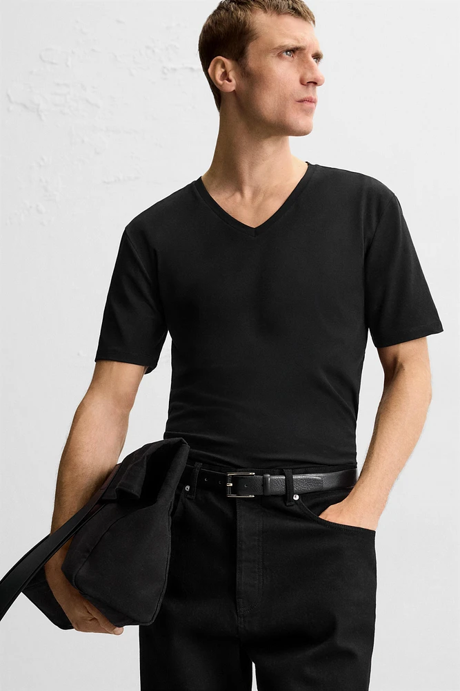 BASIC V-NECK T-SHIRT