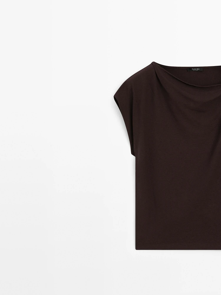Top encolure drapée avec broche