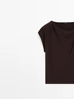 Top encolure drapée avec broche