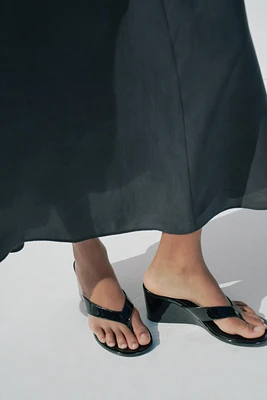 PATENT WEDGE SANDALS