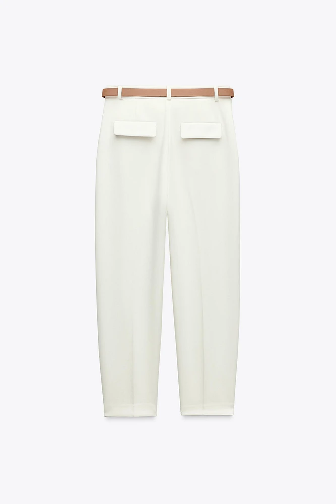 PANTALON À PINCES ET CEINTURE