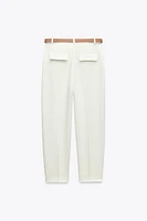 PANTALON À PINCES ET CEINTURE