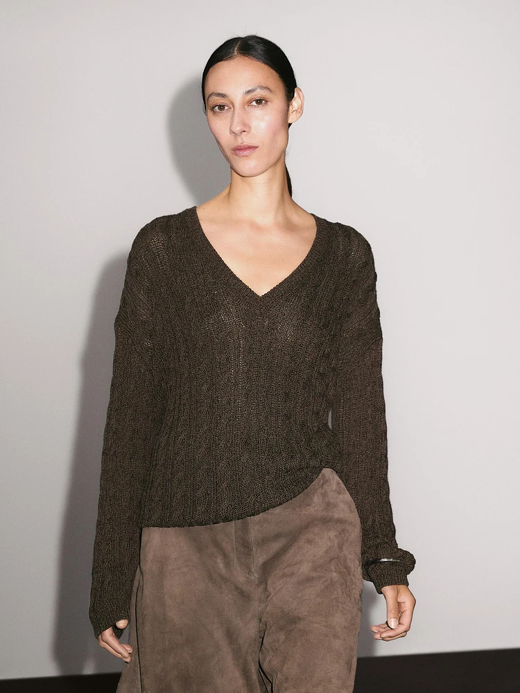 Pull en maille tressée à col V