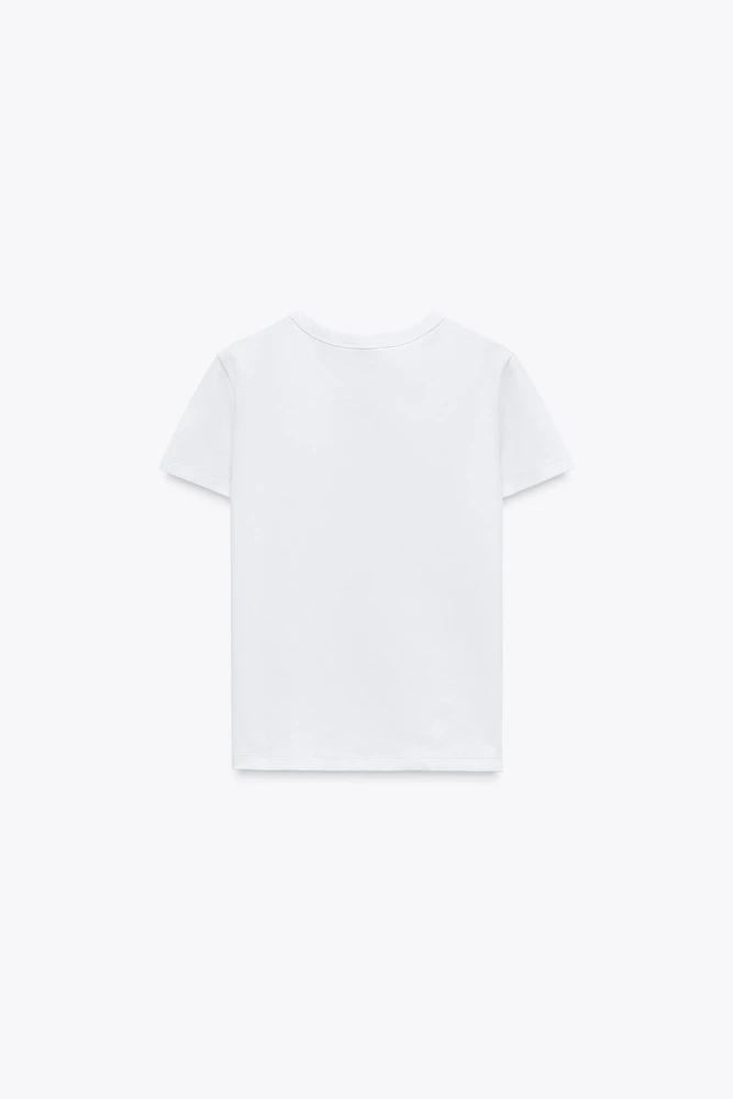 T-SHIRT EN MAILLE SURJET À MANCHES COURTES