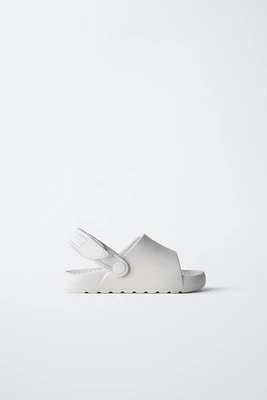 CLAQUETTES EN GOMME