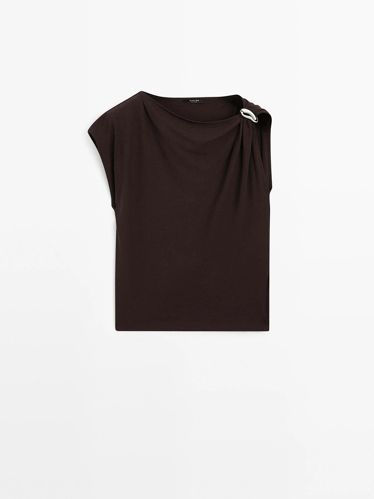Top encolure drapée avec broche
