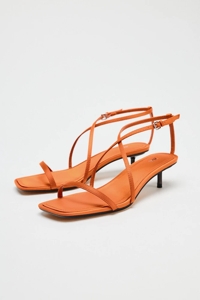 SANDALES À BRIDES CROISÉES AVEC EFFET SATINÉ