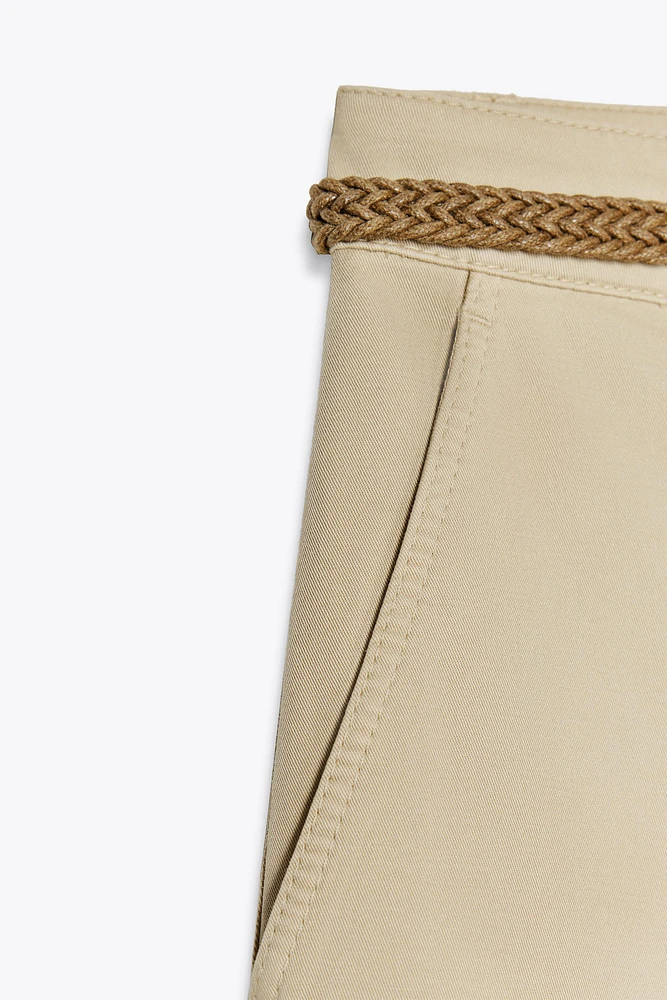 PANTALON CHINO AVEC CEINTURE TRESSÉE