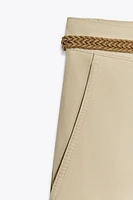 PANTALON CHINO AVEC CEINTURE TRESSÉE
