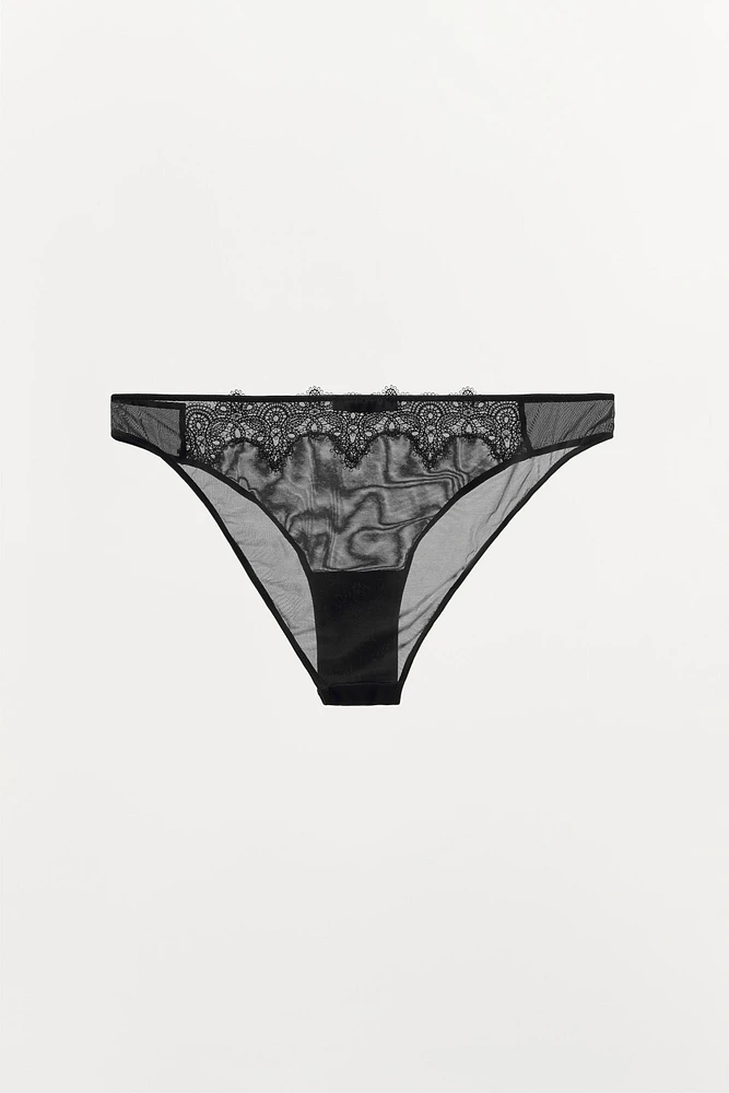 CULOTTE EN RÉSILLE ET DENTELLE