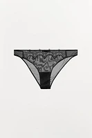 CULOTTE EN RÉSILLE ET DENTELLE