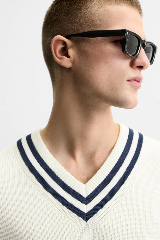 V-NECK VEST