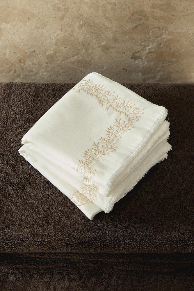 LOT SERVIETTES INVITÉS BRODERIE VÉGÉTALE (LOT DE 2)