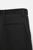 BERMUDA À PLIS ET CEINTURE