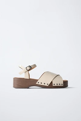 NEUTRAL PATENT-FINISH CLOGS