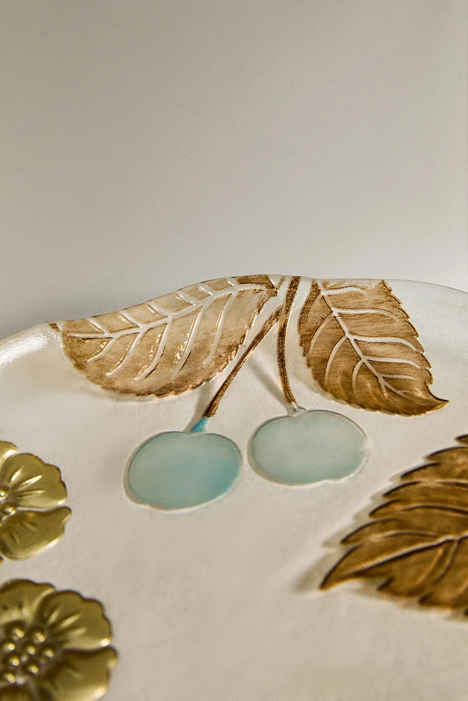 GLASS DESSERT PLATE WITH A FLORAL LEAF DESIGN