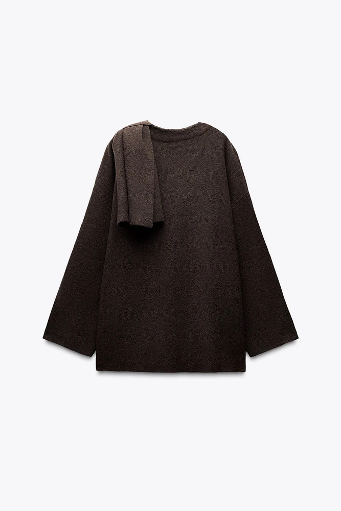 MANTEAU COURT EN MAILLE AVEC ÉCHARPE