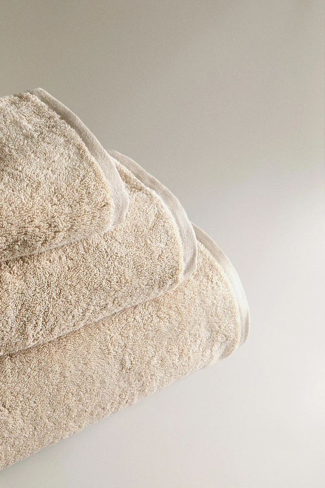 EXTRA SOFT COTTON BATH TOWEL (700 GXM²)