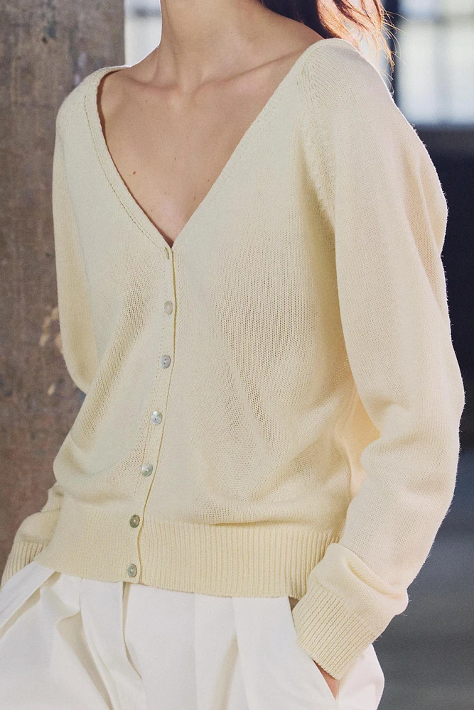 PULL EN MAILLE À BOUTONS