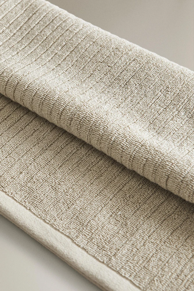 STRIPED TEXTURED BATH TOWEL
