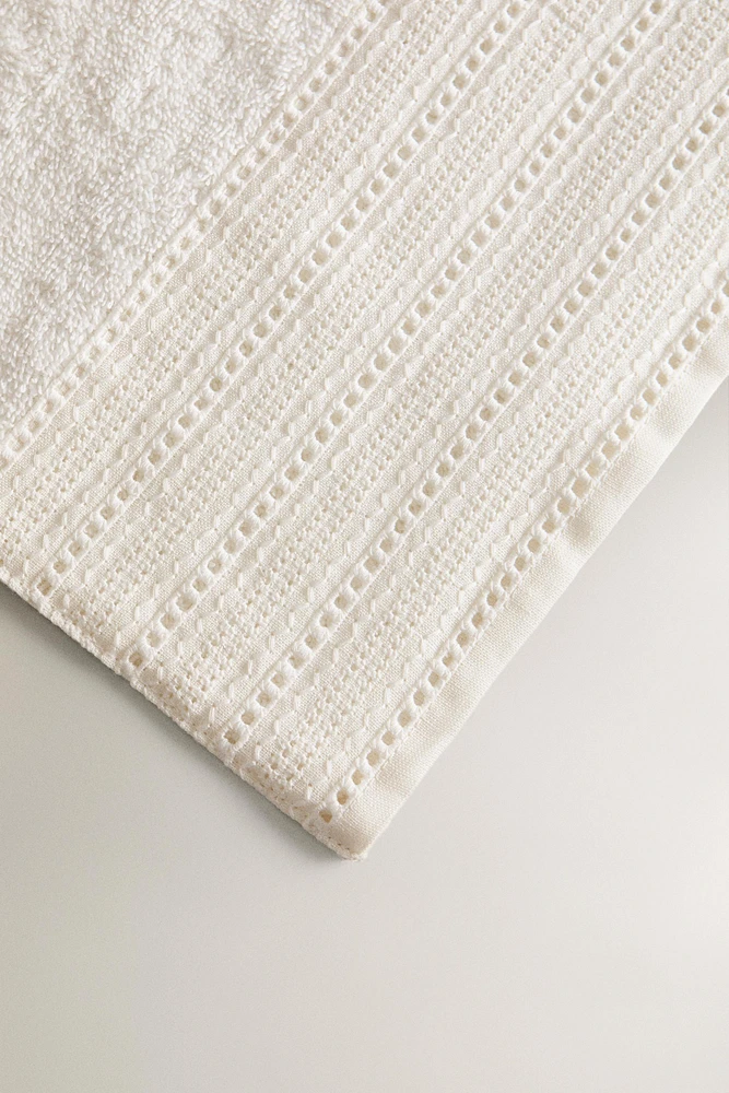 EMBROIDERED LINEN BORDER BATH TOWEL