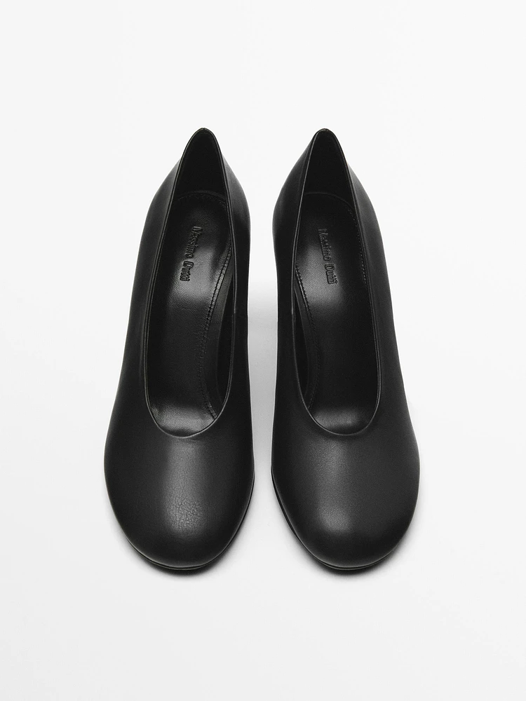Heeled shoes with rounded toe