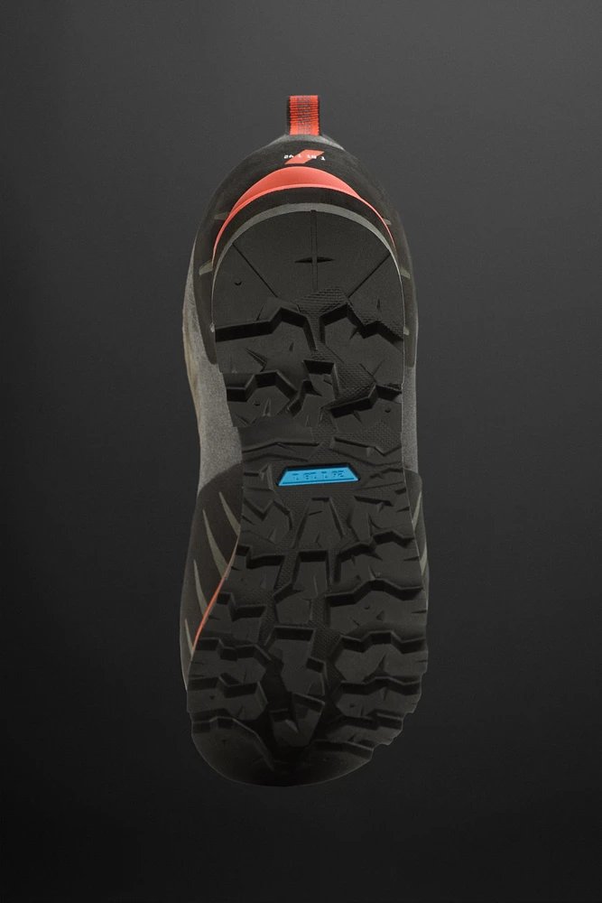HIKING SHOES