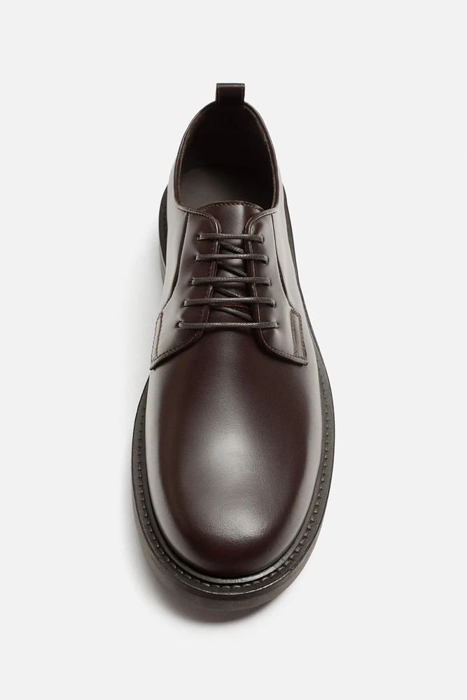 CHAUSSURES EN CUIR HABILLÉES