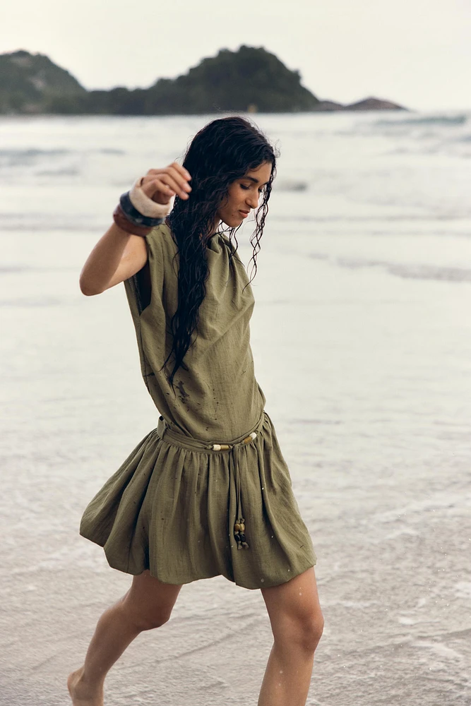 SLEEVELESS BLOUSE