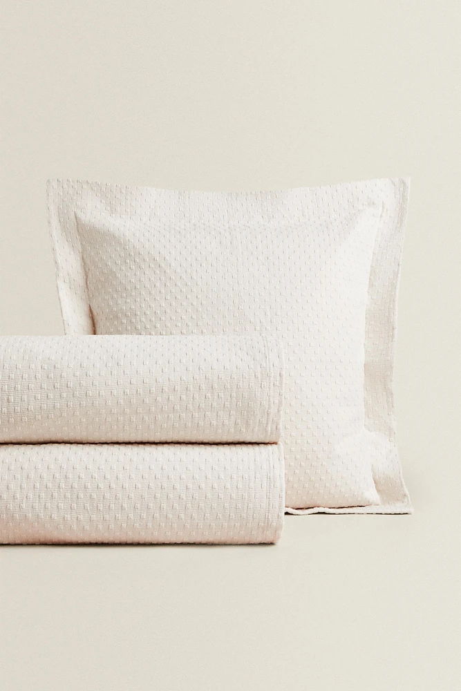 BEDSPREAD WITH POLKA DOT DESIGN