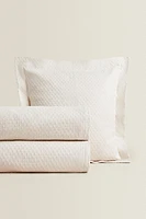 BEDSPREAD WITH POLKA DOT DESIGN