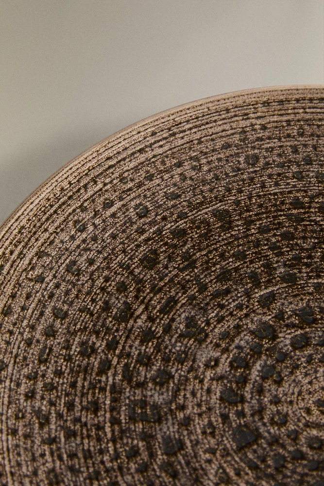 DINNER PLATE WITH RAISED DESIGN