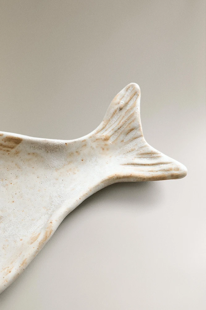 FISH-SHAPED TRAY