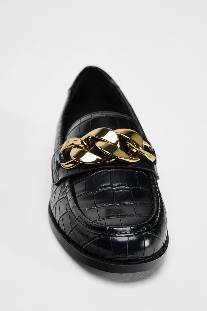 MOCASSINS À RELIEF AVEC CHAÎNE