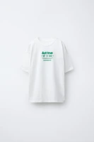 T-SHIRT AVEC INSCRIPTION EN RELIEF