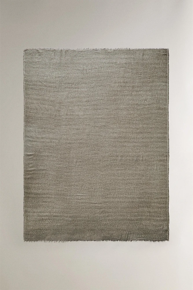 THIN SOFT FRINGED BLANKET
