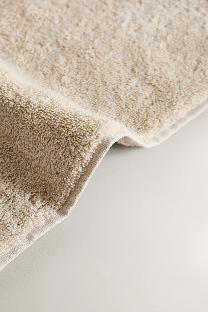 EXTRA SOFT COTTON BATH TOWEL (700 GXM²)