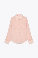 CHEMISE AVEC RELIEF SUR LE DEVANT