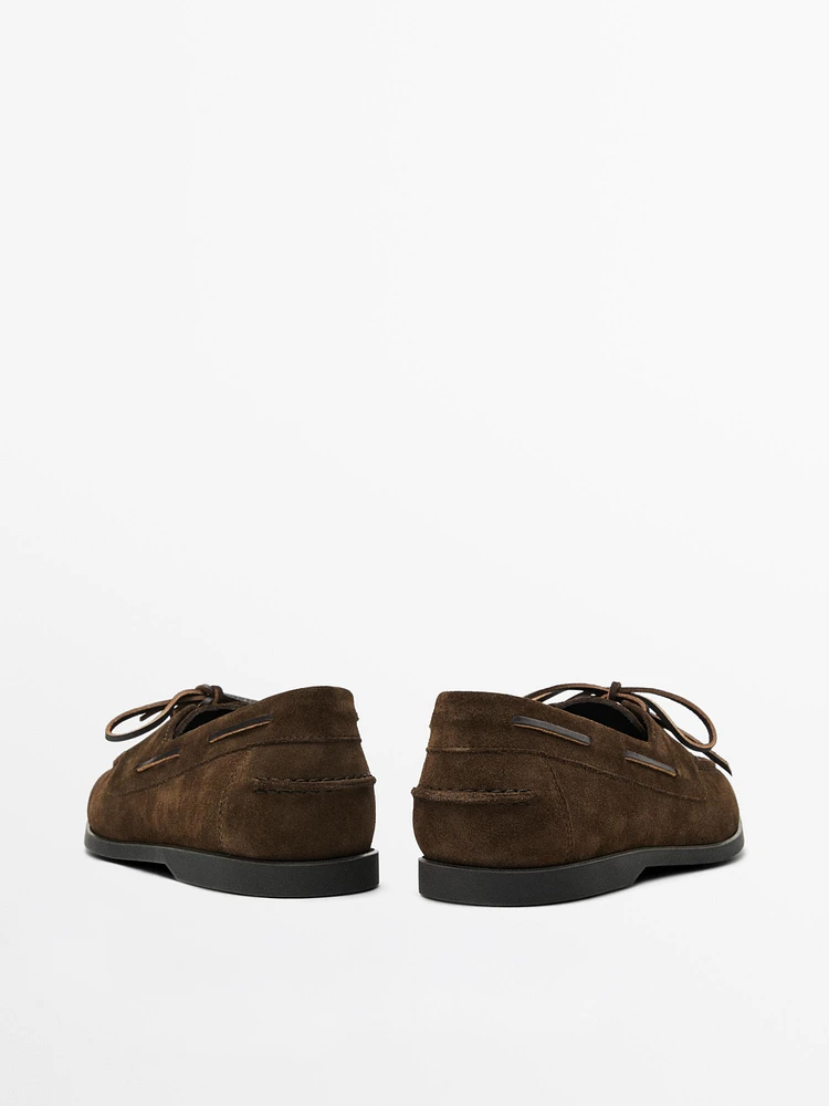 Chaussures bateau en croûte de cuir avec broderie