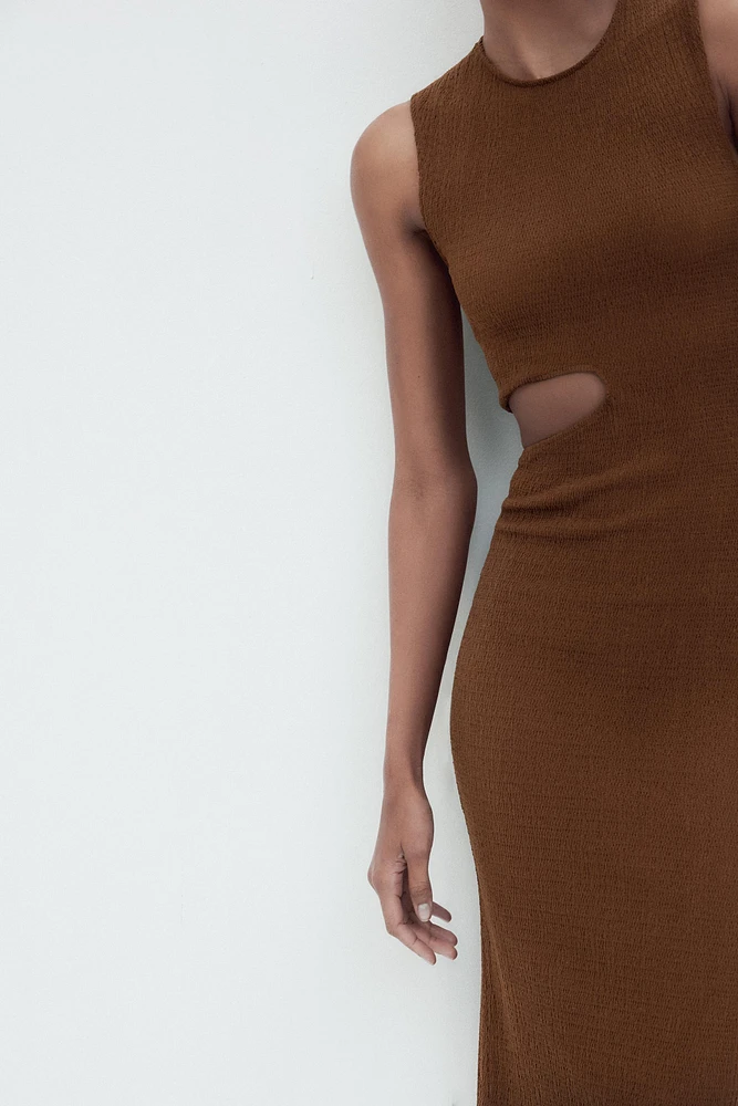 ROBE LONGUE À TEXTURE ET DÉTAIL AJOURÉ