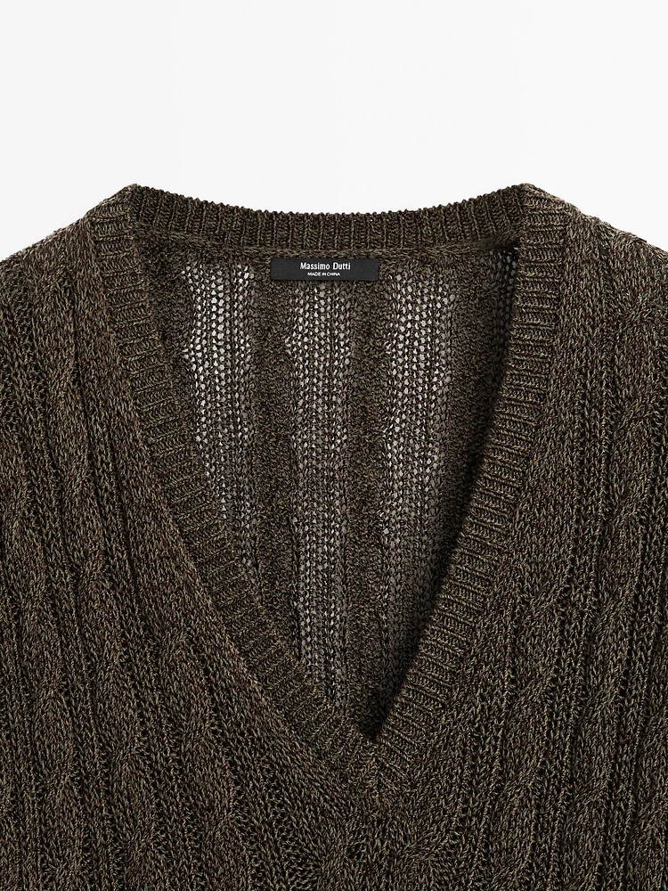 Pull en maille tressée à col V