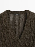 Pull en maille tressée à col V