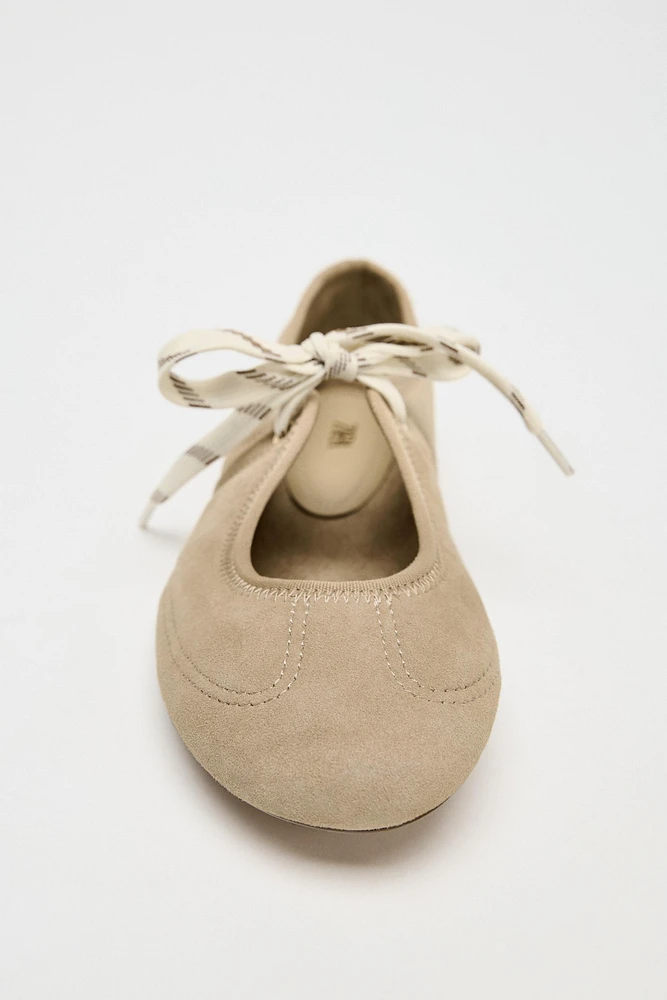 BALLERINES À LACETS EN CROÛTE DE CUIR