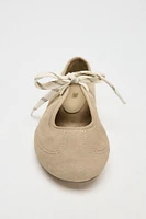 BALLERINES À LACETS EN CROÛTE DE CUIR