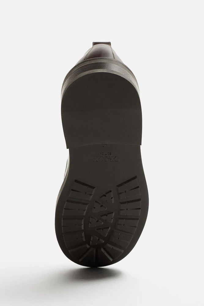 CHAUSSURES EN CUIR HABILLÉES