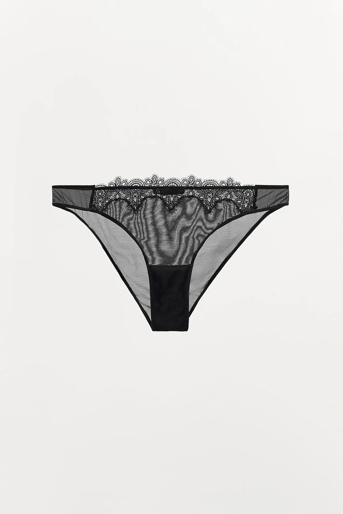 CULOTTE EN RÉSILLE ET DENTELLE