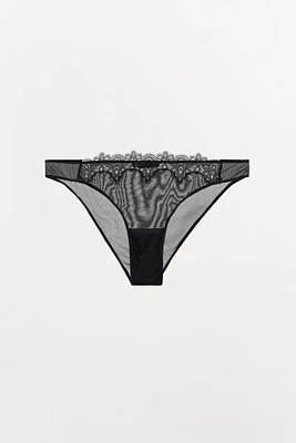 CULOTTE EN RÉSILLE ET DENTELLE